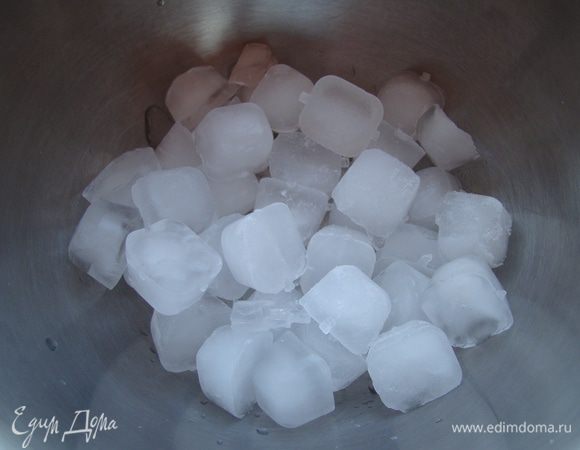 Подготовим в отдельной посуде лед