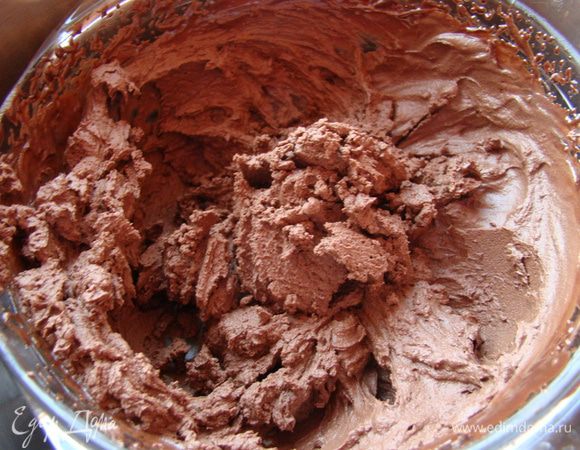 Сначала крем будет жидким, но потом быстро загустеет