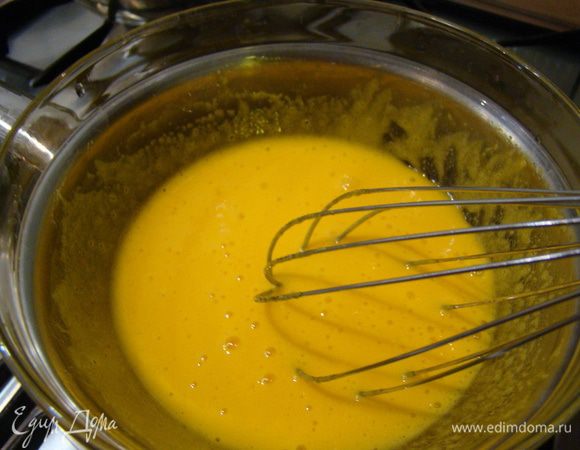 Желтки с сахаром поставим на водяную баню, и, непрерывно помешивая, доведем до состояния негустой сгущенки. Отделим 4 ст.л. для пропитки (когда немного остынет, смешаем с водой и алкоголем)