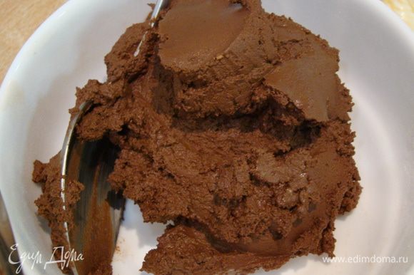 Шоколадный крем разделим на 2 части
