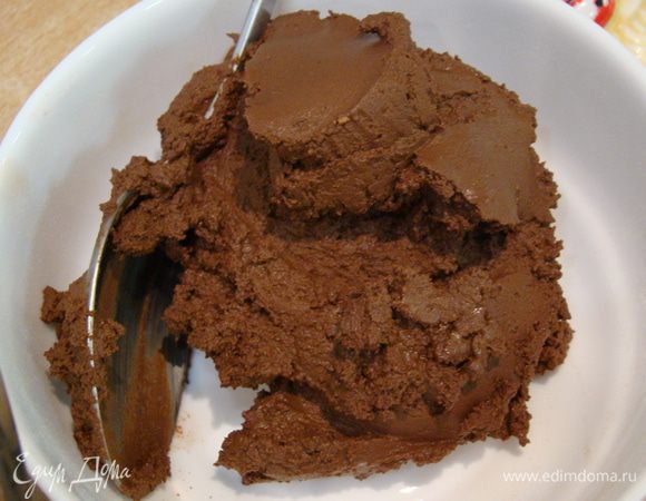 Шоколадный крем разделим на 2 части