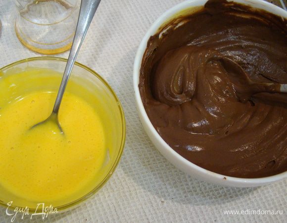 А другую - с четвертью. Оставшаяся четверть пойдет в сироп-пропитку