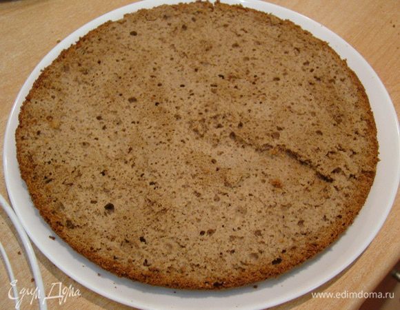 Первый корж поливаем алкогольным сиропом