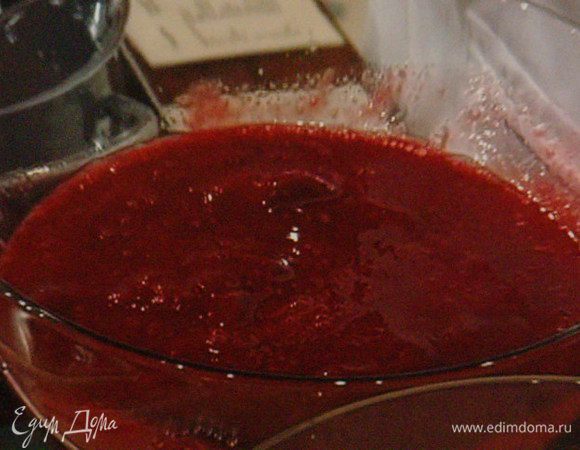 Сливы порезать на дольки. 20 г масла растопить, добавить коричневый сахар, сливы и на среднем огне карамелизировать сливы. Снять цедру с апельсина и лимона, сок выжать. Натереть на терке имбирь, дбавить сок цитрусовых, 2/3  цедры и имбирь  к сливам, залить порвейном, добавить сахар по вкусу и ванильные зёрнышки. Сливы тушить на умереном огне, пока они  разварятся и масса образует консистенцию соуса. Обычно это происходит довольно быстро, зависит от слив и их сочности.