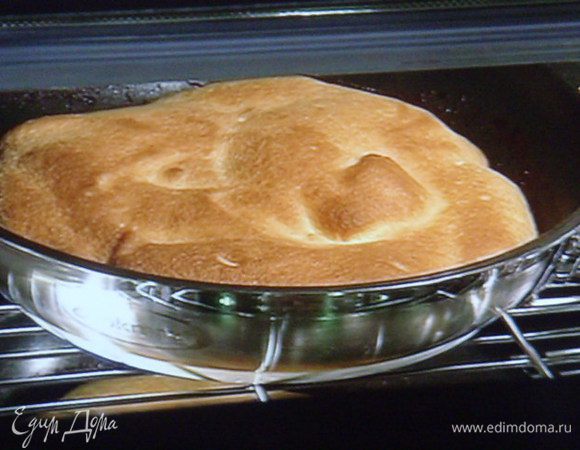 и выпекать омлет при 200° около 10-15 мин.
Сметенный соус: смешать сметану со сливками, сахарной пудрой и ванильным сахаром и поставить в холод.