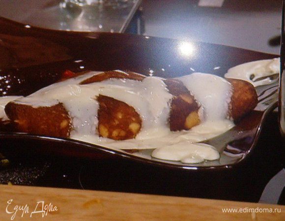 омлет можно подать целиком, полив его сметанным  и сливовым соусами,