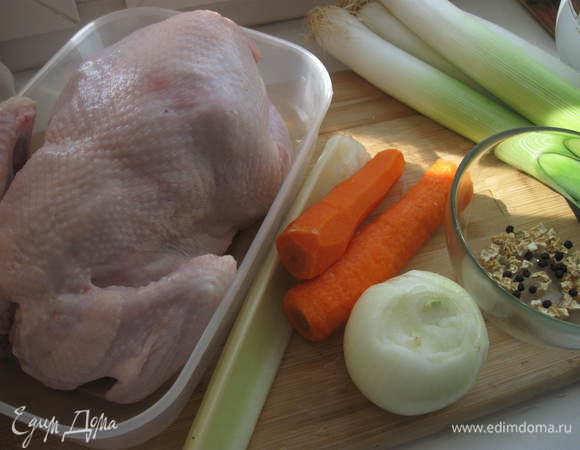 Курицу помыть, обсушить салфеткой. Сварить бульон, добавив репчатый , морковь, стебель сельдерея,  корень петрушки, черный перец горошком, соль.
 

