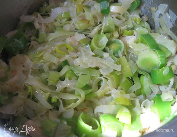   Лук-порей тщательно промыть, отделить белую часть и нарезать ее колечками , добавить в кастрюлю и обжаривать до мягкости, периодически помешивая. Лук должен тушиться, но ни в коем случае не зажариваться.  Лук залить бульоном.

  

