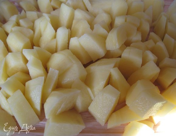 Картофель почистить, нарезать  мелкими кубиками.  Добавить в бульон. Довести до кипения на большом огне , посолить, поперчить и варить на медленном огне полчаса. 