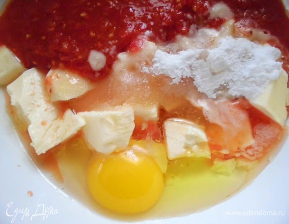 Смешать все ингредиенты (кроме муки). Соду я не гасила, но в принципе можно погасить. Я выпекала часть печенья в один день, а другую часть- на следующий. В первой партии привкус соды чувствовался, а во второй- нет. Так что если тесто сделать заранее и оставить до нужного момента, то можно соду не гасить.