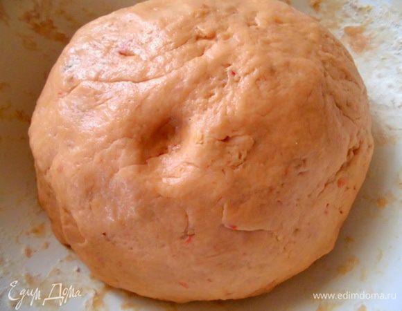 Добавить к массе муку. У меня ушло где-то 4 стакана. Нужно, чтобы тесто получилось мягким ( на фото видна вмятина от пальца). Оставить тесто минимум на 1 час. Хорошо оставить на ночь.Оно спокойно подождет в холодильнике и несколько дней.