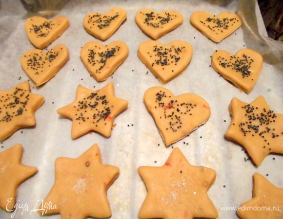 Уложить на застеленный бумагой для выпечки противень и присыпать по желанию маком или сахаром. Выпекать 10-15 минут. Лучше держать подольше, чтобы печенье внешне получилось коричневым, а внутри очень хрустящим!