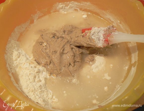 Влейте воду и масло в миску с мукой,выложите закваску и вымесите тесто.