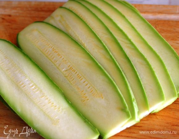 Кабачки нарезать вдоль на тонкие пластинки ( у меня получилось 20 шт)