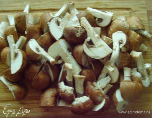Подготовим овощи: морковь покрошить кружками и слегка отварить в подсоленой воде, воду слить, остудить. Грибы порезать пластинами, лук колечками.

