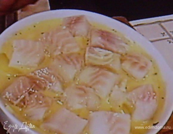 Треску порезать на порционные кусочки., присолить, поперчить и выложить на овощи. Укроп покрошить мелко.
