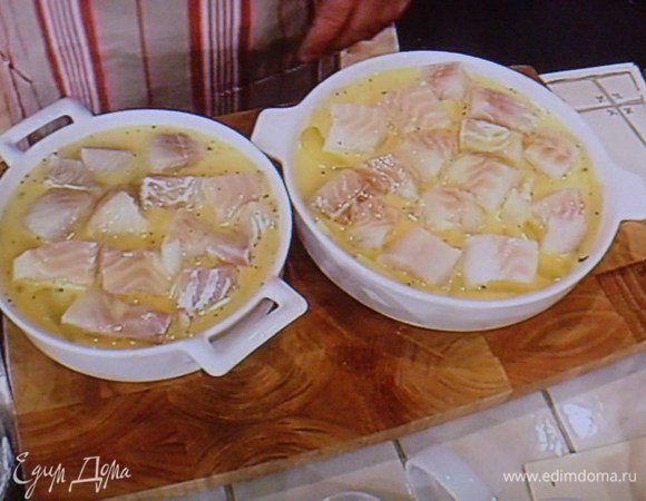 Тем временем натереть сыр (у меня грюйер), распределить по формам (у меня выпекались 2 формы) и запекать ещё 10-15 мин. до золотистой корочки.