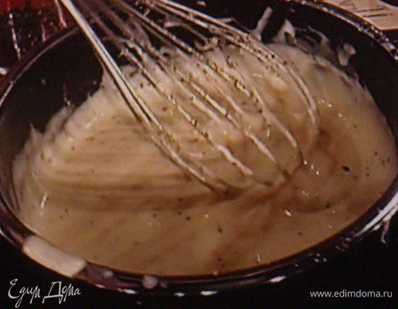 для соуса: сметану подогреть в сотейнике, добавить выжатый сок 1/2 лимона, горчицу и оставшийся укроп. Посолить, поперчить. Подавать запечёную треску под горчичным соусом. Приятного аппетита!