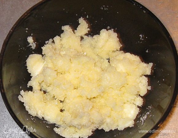 Масло растереть с сахаром.