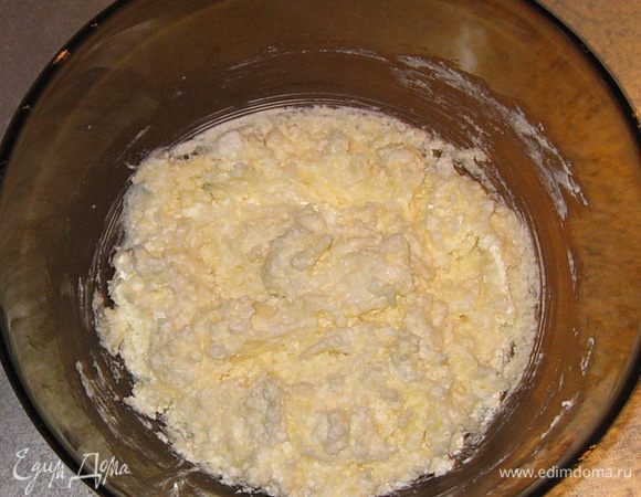 Добавить творог, перемешать. 