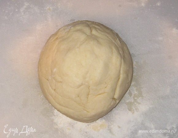 Добавить муку и разрыхлитель. Замесить тесто.