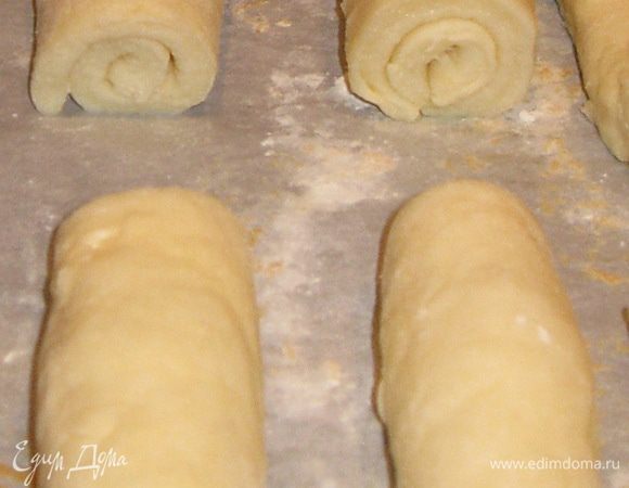 Противень застелить пергаментной бумагой. Выложить рулетики. Выпекать при 180 с около 20 минут.