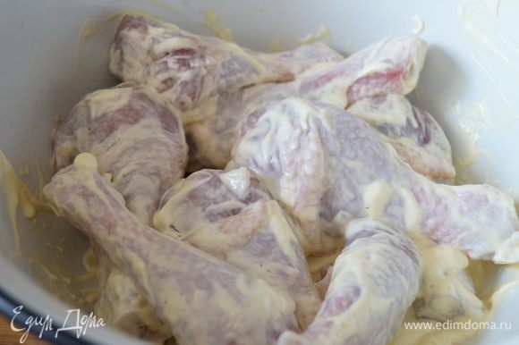 Куриные голени промыть, натереть солью и приправой, смазать сметаной смешанной с горчицей