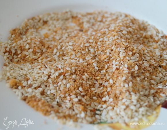 В отдельной чашке смешать панировочные сухари и кунжут