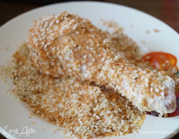 Обвалять ножки в панировке