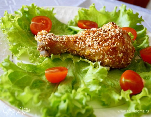 Готовые куриные ножки выложить на листья салата и добавить помидорки. Приятного аппетита!!!