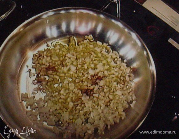 обжарить в масле, добавить сахар и карамелизировать лук. 