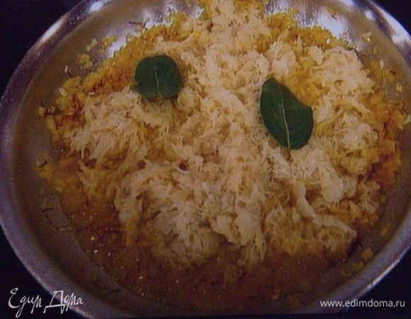 Если квашеная капуста очень кислая, её следует предварительно отмочить или просто промыть, влагу отжать и добавить капусту к луку. Влить шафран и бульон (любой, какой есть), добавить специи, травки, закрыть крышкой и тушить около 15 мин. до готовности капусты. При необходимости выпарить жидкость.
