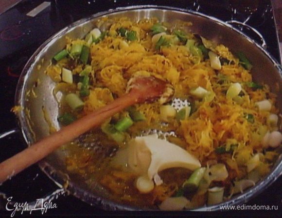 В конце тушения добавить нарезанный зелёный лук.