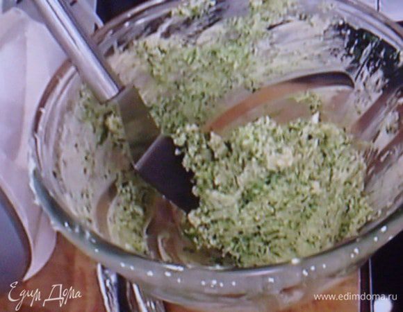 для корочки:   измельчить зелень, цедру лимона, соль и перец   в миксере, смешать с хлебной крошкой, соединить смесь с маслом,