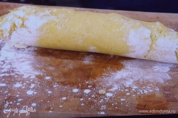 Клёсы: картофель тщательно вымыть, испечь в духовке при 180° приблизительно 1 час, таким образом картофель останется сухой. С горячего картофеля снять кожицу и помять его, как на пюре. Добавить желтки, крахмал и растопленное масло, посолить, поперчить, добавить мускат и замесить картофельное тесто. На посыпанной мукой рабочей поверхности скатать тесто в колбаску, разрезать порционно и скатать в шарики. Клёсы варятся в большом количестве закипяченной, подсоленной воды, при маленьком огне (вода не должна кипеть!!) около 10-12 мин. Клёсы готовы, когда они плавают на поверхности .