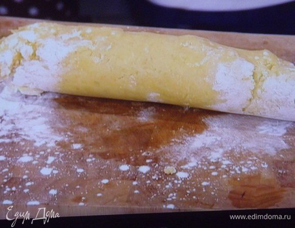 Клёсы: картофель тщательно вымыть, испечь в духовке при 180° приблизительно 1 час, таким образом картофель останется сухой. С горячего картофеля снять кожицу и помять его, как на пюре. Добавить желтки, крахмал и  растопленное масло, посолить, поперчить, добавить мускат и замесить картофельное тесто. На посыпанной мукой рабочей поверхности скатать тесто в колбаску, разрезать порционно и скатать в шарики. Клёсы варятся в большом количестве закипяченной, подсоленной воды, при маленьком огне (вода не должна кипеть!!) около 10-12 мин. Клёсы готовы, когда они плавают на поверхности .