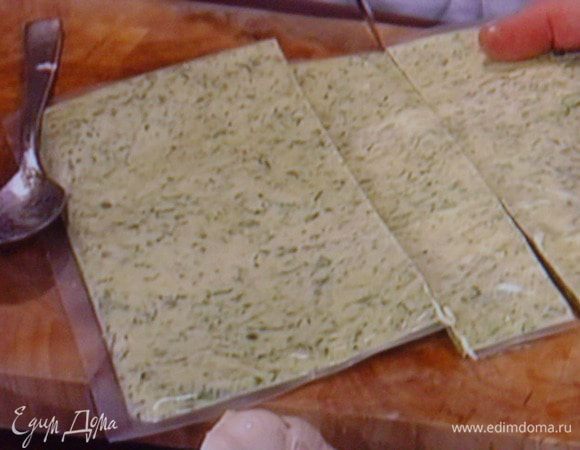 Нашу травянную корочку достать из морозилки, разрезать на полоски величиной с рыбу, снять плёнку,

 



 


  