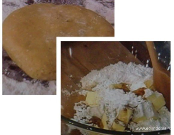 с лимона снять цедру. Муку смешать с сахарной пудрой, яйцом, цедрой, 1/2 ст л корицы, 20 мл вина, маслом и  солью, замесить гладкое тесто. Завернуть в пищевую плёнку и поместить в холод минимум на 4 часа, лучше на ночь.