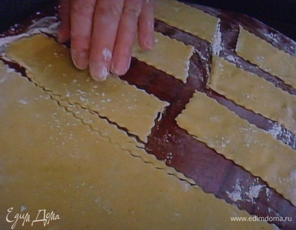 Тесто раскатать на посыпанной мукой поверхности толщиной около 3 мм
и пиццерезкой или ножом разрезать на прямоугольники 5Х8 см. 


