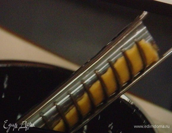 Мне удалось найти в продаже щипцы для фритюра, поэтому я подгоняла размер своих тесточек под щипцы. Я думаю, что при определённой изобретательнасти и фантазии для этого можно приспособить небольшую скалку, примотав к ней тесто верёвочкой.