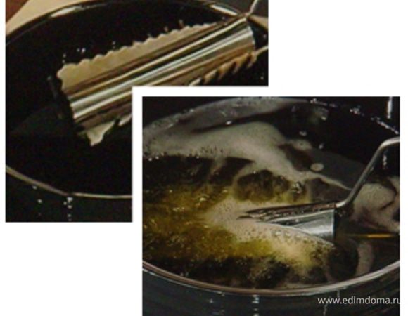  Итак выпекаем лодочки в разогретом масле. Готовые кладём на кухонное полотенце, чтоб стёк лишний жир.