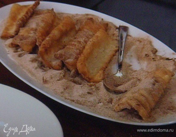 столовую ложку корицы смешать с 75 г сахара и ещё горячие лодочки обвалять со всех сторон в этой смеси.
Такие лодочки можно заготовить впрок и держать их в сухом, тёмном и прохладном месте в закрытой ёмкости. Через наделю они особенно нежны и крохки.