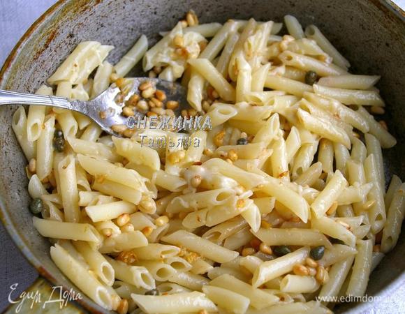 Сыр натираем на мелкой тёрке. Добавляем в сковороду пасту и половину тёртого сыра, быстро перемешиваем, по необходимости добавляем немного жидкости от пасты.