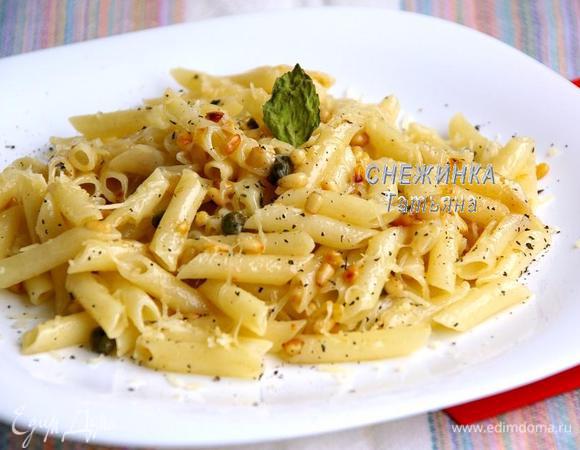 Выкладываем пасту на тарелки, посыпаем оставшимся сыром. Сверху приправляем свежемолотым чёрным перцем и базиликом (свежий базилик измельчаем, сухой - растираем). Приятного аппетита!