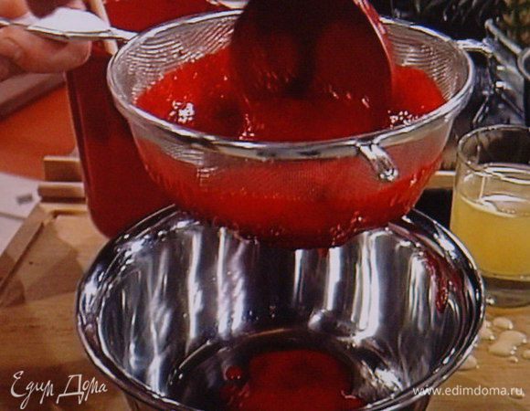 Малину перетереть через сито, малины нужно взять на 300 г больше, т.к. при протирании её кол-во уменьшается.