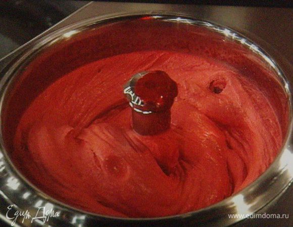 Замочить желатин на 5 мин. в холодной воде, хорошенько отжать и растворить в тёплом вине, соединить чуть остывший сироп с малиновым пюре (не забыть удалить стручок ванили) и поместить в морозилку (у меня машинка для мороженого), каждый час интенсивно помешивая сорбе.


