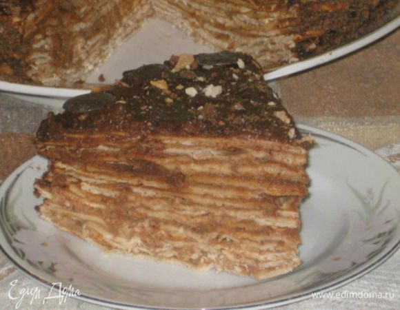 Сборка:

Коржи прослоить кремом, в том числе и последний корж. Оставить при комнатной температуре на 8 часов, затем покрыть глазурью и украсить.