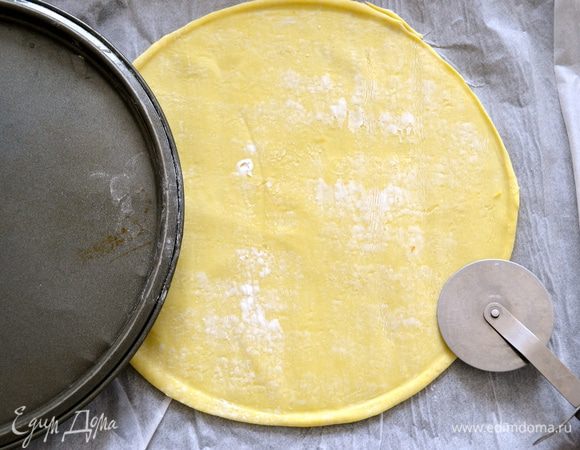 Приготовить 2 коржа из готового слоеного теста. Вырезать коржи по размеру формы, в которой будем затем делать бисквит.  