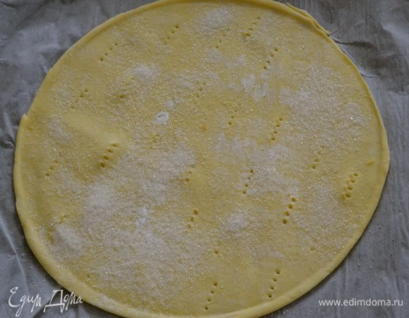 Выложить коржи на противень (у меня поместились на два противня). Наколоть их вилкой (чтобы не вздулись при выпечки) и присыпать сахаром. 