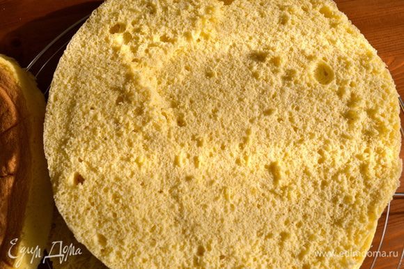 Приготовить и испечь бисквит. По схеме приготовления классического бисквита отделить желтки от белков. Взбить желтки с половиной указанного в ингредиентах количества сахара до пышной пены. Отдельно взбить до пиков белки с оставшейся половиной сахара. Осторожно соединить белки с желтками, перемешивая плавными движениями снизу вверх. Затем к яичной массе добавить соединенные вместе и просеянные муку, крахмал и ванилин. Аккуратно все перемешать и вылить тесто в разъемную форму (26 см), предварительно смазанную маслом и присыпанную мукой. Выпекать бисквит при 180 С 30-35 минут. Достать из духовки и дать ему остыть на решетке. Уже остывший бисквит разрезать на три части. В торте мы будем использовать только среднюю вырезанную часть бисквита...